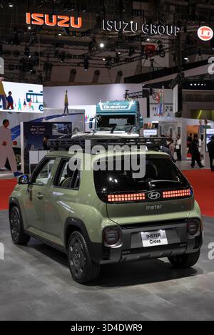 Tokio, Japan. 30. Oktober 2025. Hyundai Inster Cross auf der Japan Mobility Show 2025. Auf der Japan Mobility Show 2025 zu sehen. Tokios großer Anblick pulsiert mit dem Brüllen der Innovation, während die Japan Mobility Show 2025''`umfirmierte Erbe der geschichtsträchtigen Tokyo Motor Show''`von Oktober 30 bis zum 9. November stattfindet und die Augen auf Japans sich entwickelndes Automobil-Ethos lenkt. Unter dem Flüstern einer Verlangsamung des Elektrofahrzeugs drehen sich die Aussteller mutig: Futuristische kompakte Konzepte, erweiterte Luxuslinien und elektrische Runabouts in Kei-Größe weisen auf marktspezifische Elektrifizierung hin. An den von Manga inspirierten Ständen werden erfrischte Minivans beleuchtet Stockfoto